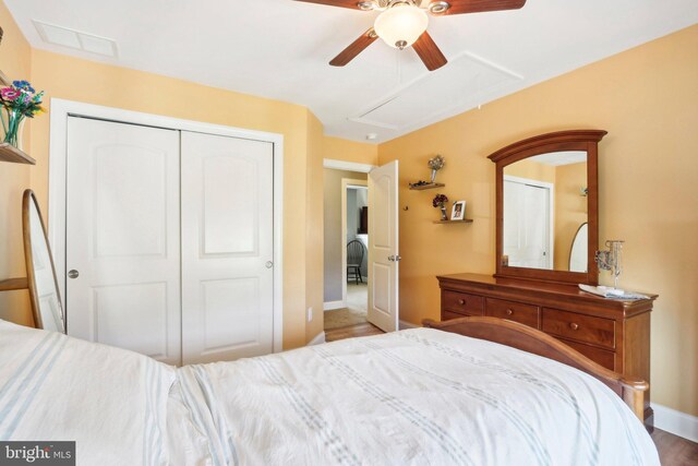 bedroom featuring baseboards, ceiling fan, visible vents, and a closet