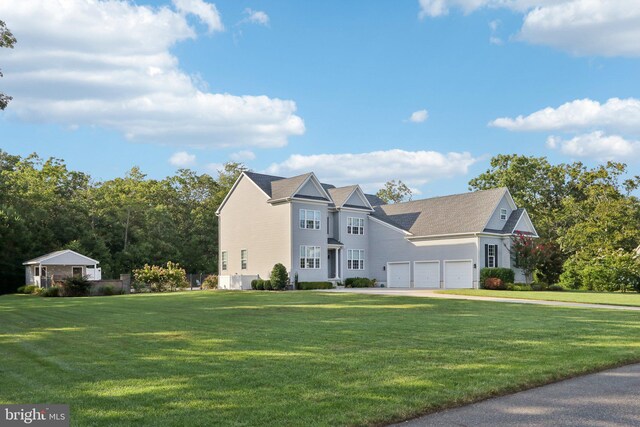 colonial home featuring a front lawn