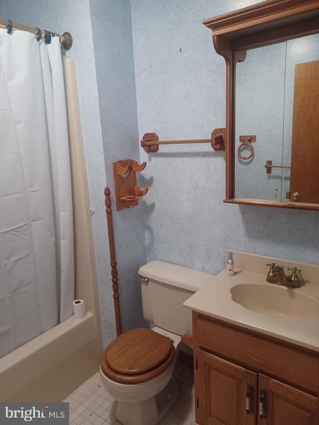 full bathroom with shower / tub combo with curtain, vanity, and toilet