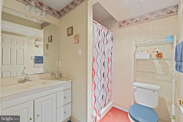 bathroom featuring toilet, a shower with curtain, baseboards, and vanity