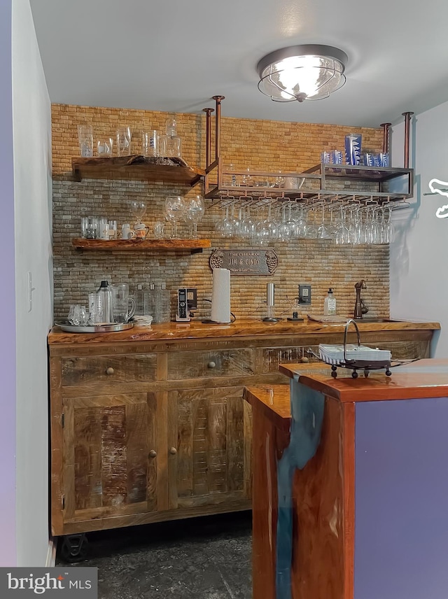 bar featuring decorative backsplash and bar area