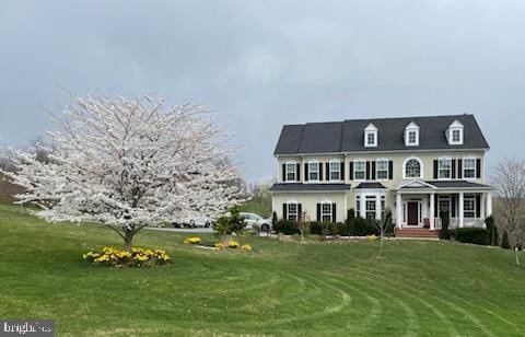 view of front of property featuring a front yard