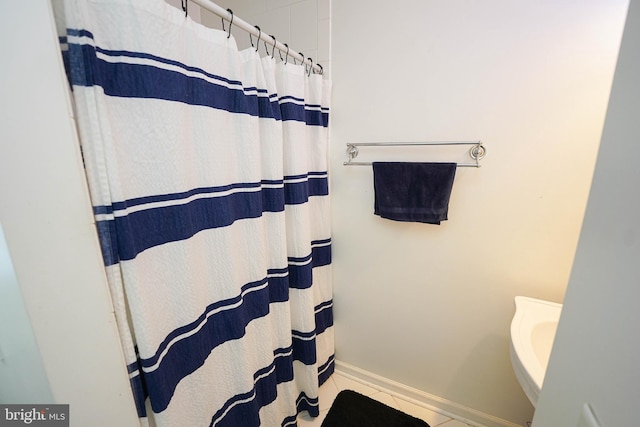 full bathroom featuring tile patterned flooring, baseboards, and a shower with shower curtain