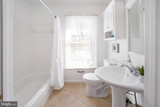 full bath featuring tile patterned flooring, toilet, baseboards, and shower / tub combo with curtain