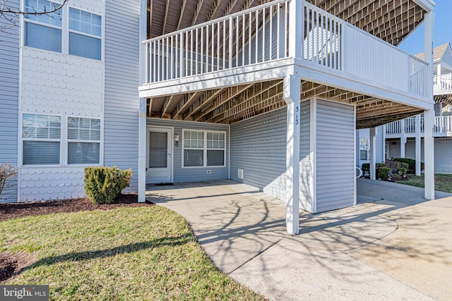 property entrance with driveway