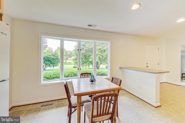 dining area with baseboards, visible vents, and recessed lighting