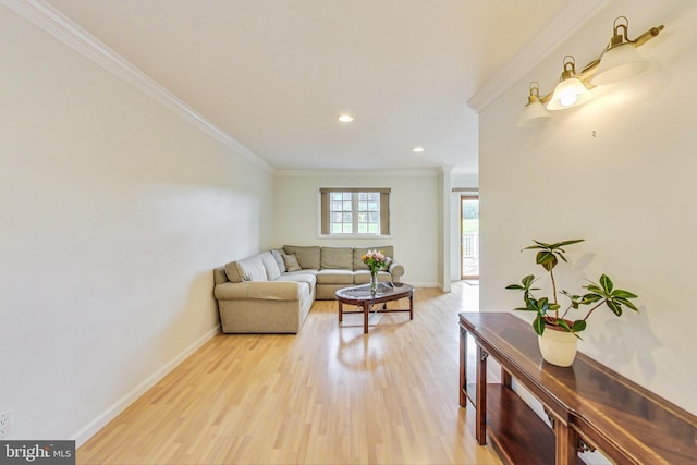 living area with light wood-style flooring, ornamental molding, baseboards, and recessed lighting