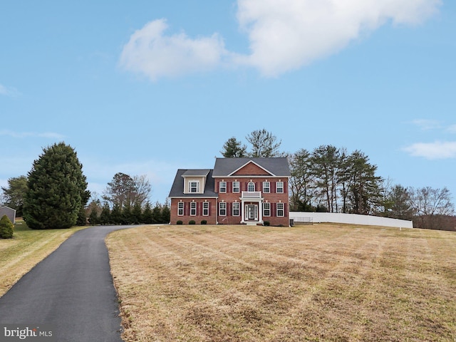 view of front of house featuring a front lawn