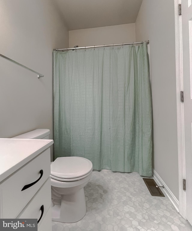 full bathroom featuring visible vents, toilet, curtained shower, and vanity