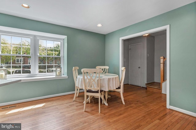 dining space featuring recessed lighting, light wood-type flooring, visible vents, and baseboards