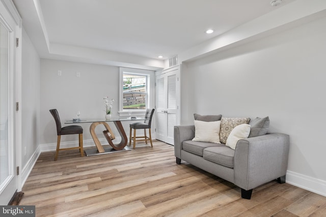 living area featuring recessed lighting, visible vents, light wood-style flooring, and baseboards