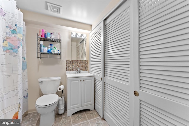 bathroom with toilet, vanity, visible vents, decorative backsplash, and a shower with curtain