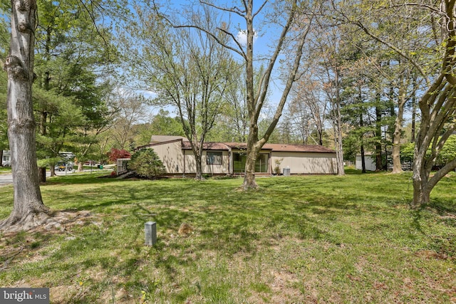 view of front of home featuring a front yard