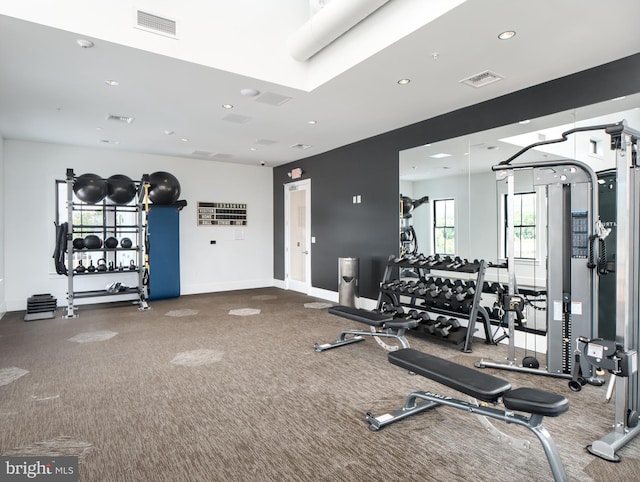 exercise room featuring baseboards, visible vents, and recessed lighting