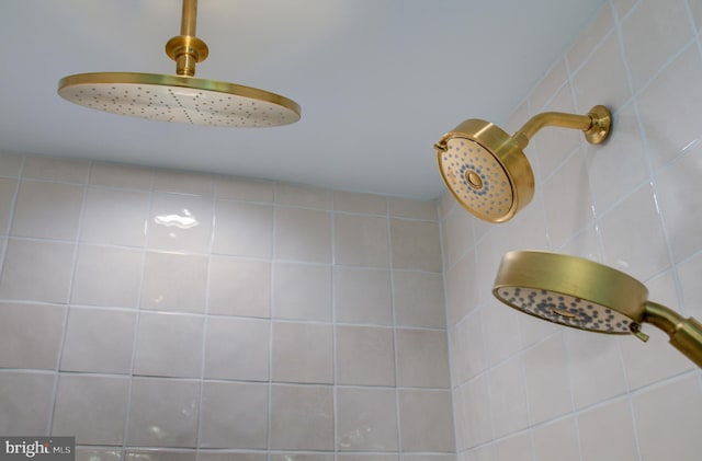 details featuring tiled shower