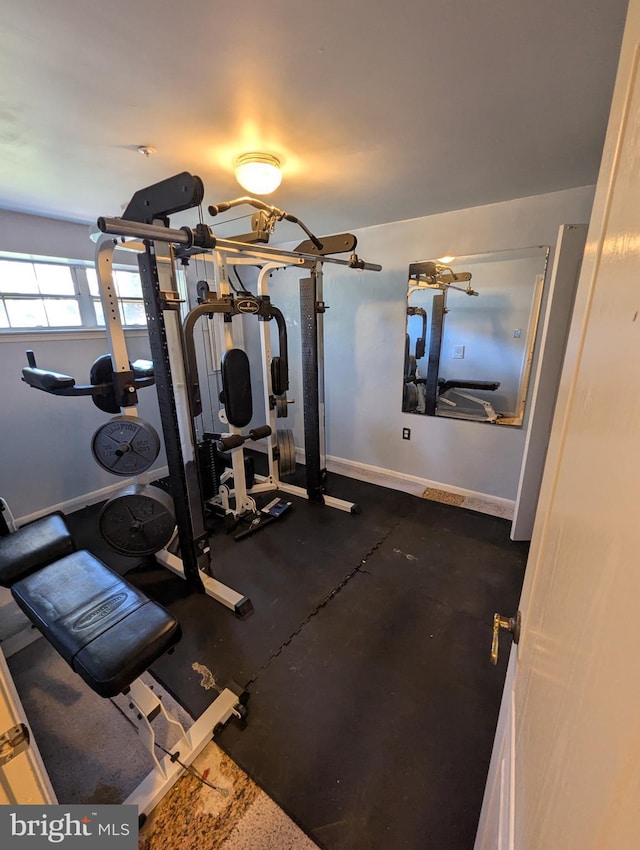 exercise area featuring baseboards