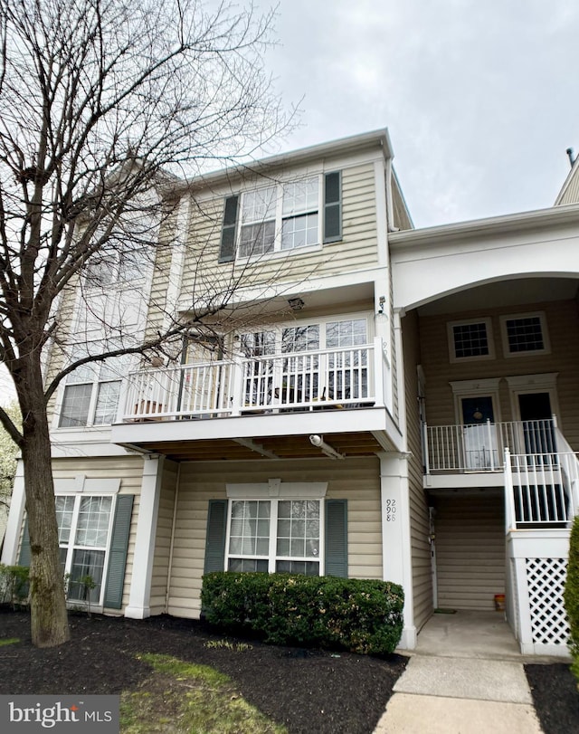 townhome / multi-family property featuring a balcony
