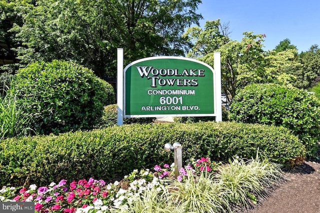 view of community / neighborhood sign