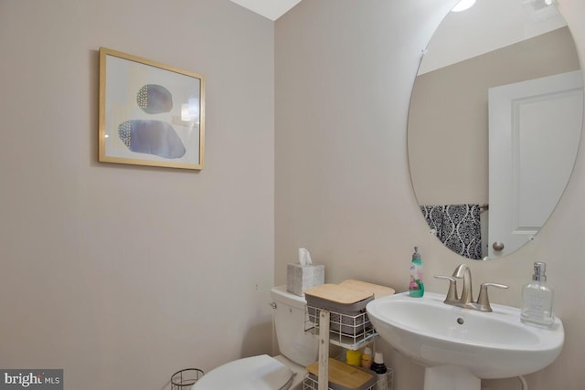 bathroom featuring visible vents, a sink, and toilet