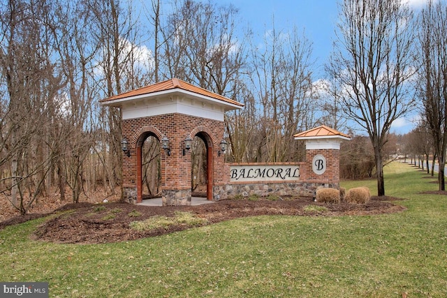 community sign with a lawn