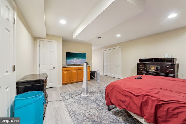 bedroom featuring recessed lighting, light wood-style flooring, and visible vents