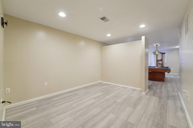 unfurnished room featuring light wood-type flooring, visible vents, baseboards, and recessed lighting