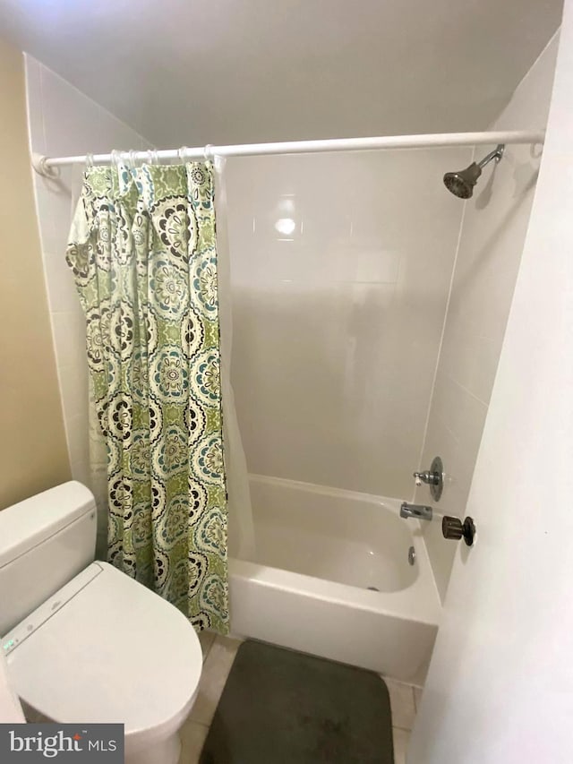 full bathroom with shower / tub combo with curtain and toilet