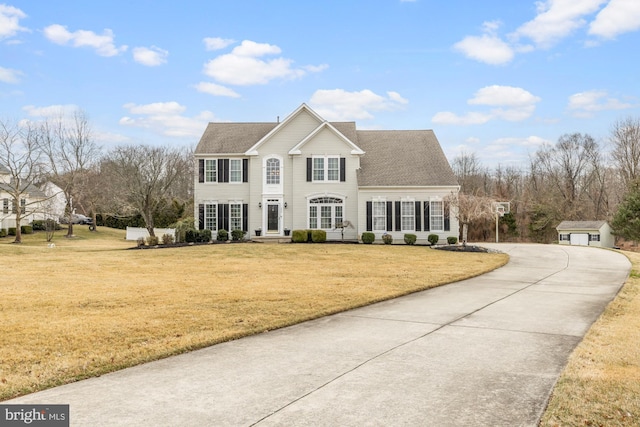 view of front facade featuring a front lawn and roof with shingles