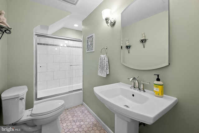 bathroom featuring recessed lighting, enclosed tub / shower combo, toilet, a sink, and baseboards