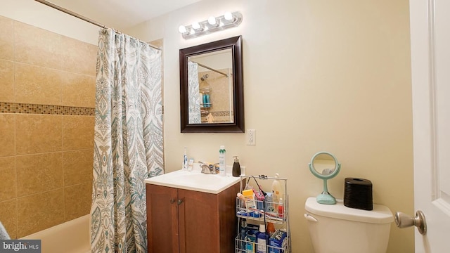 bathroom with shower / tub combo with curtain, vanity, and toilet