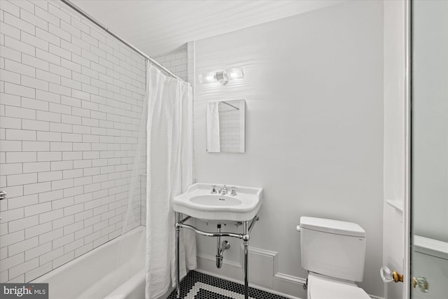 full bathroom featuring a sink, shower / bathtub combination with curtain, and toilet