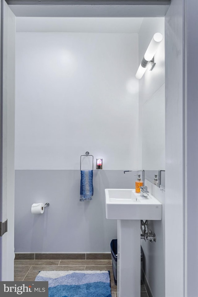 bathroom featuring wood tiled floor and baseboards