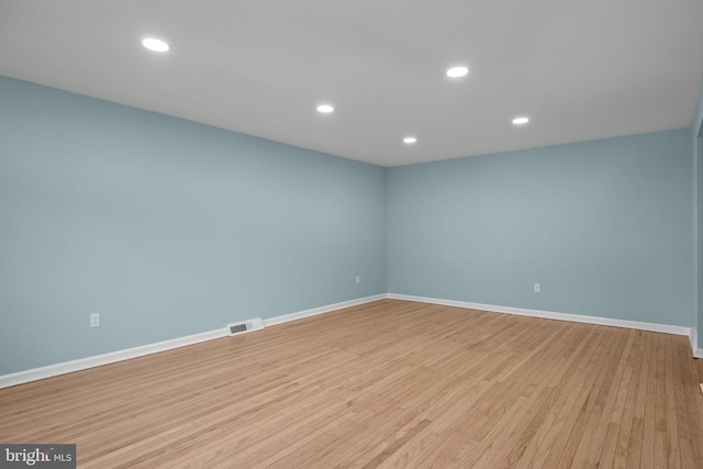 unfurnished room featuring light wood-style flooring, visible vents, baseboards, and recessed lighting