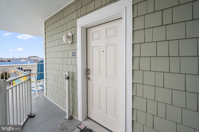 property entrance featuring a balcony