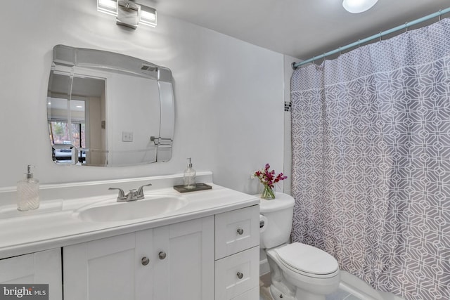 bathroom featuring a shower with shower curtain, vanity, and toilet