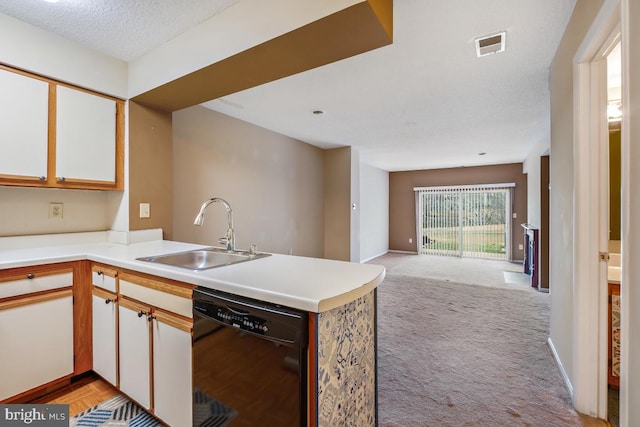 kitchen featuring a peninsula, a sink, visible vents, open floor plan, and dishwasher