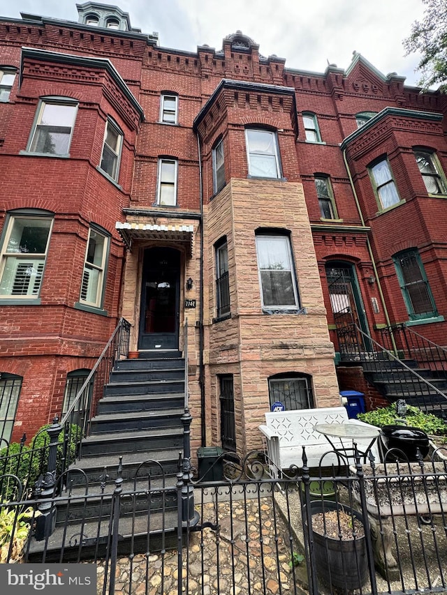 exterior space featuring a fenced front yard