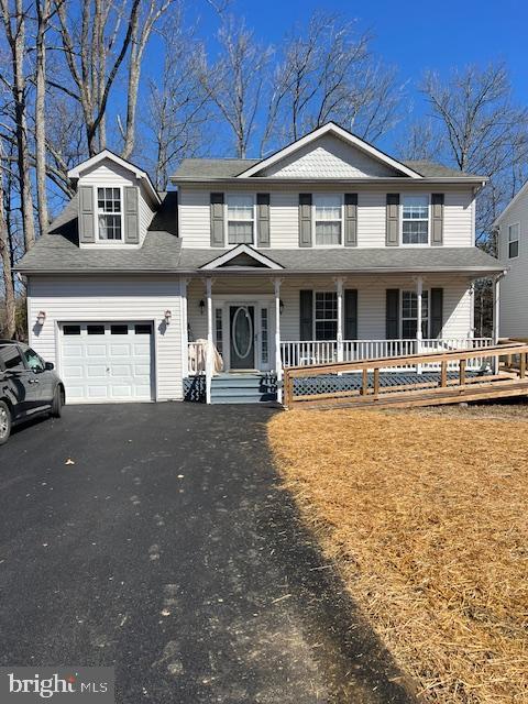 view of front of house featuring covered porch and aphalt driveway