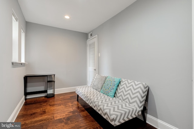 living area featuring recessed lighting, dark wood finished floors, visible vents, and baseboards