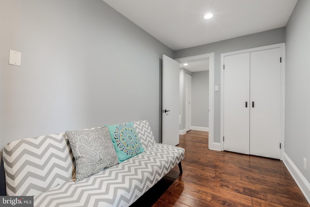 living area featuring recessed lighting, wood finished floors, and baseboards