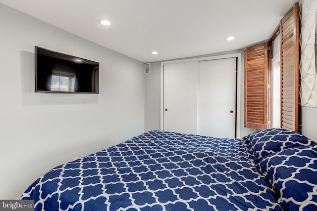 bedroom with visible vents, a closet, and recessed lighting