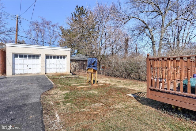 view of yard featuring an outdoor structure and a garage