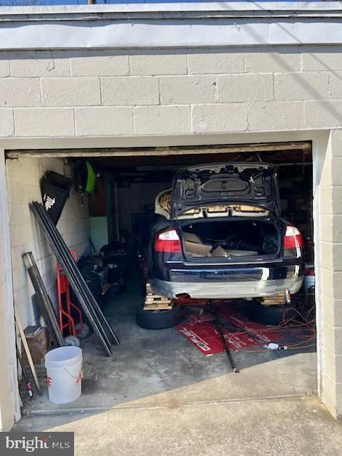 garage featuring concrete block wall