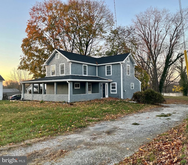 view of front facade featuring a front lawn