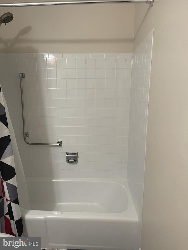 full bath with shower / tub combo with curtain