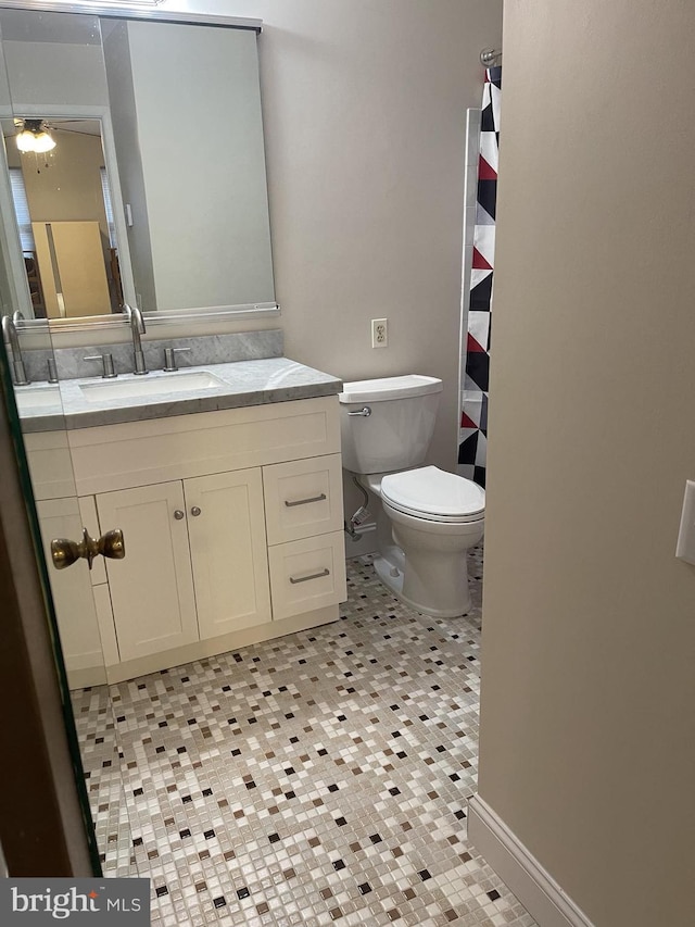 full bathroom featuring curtained shower, vanity, and toilet