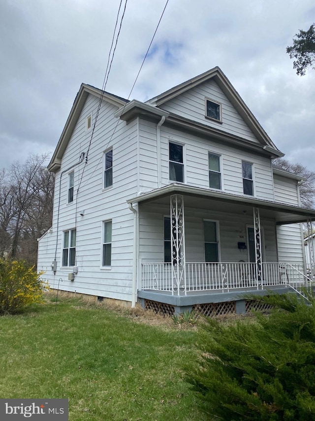 view of front facade featuring a porch and a front yard