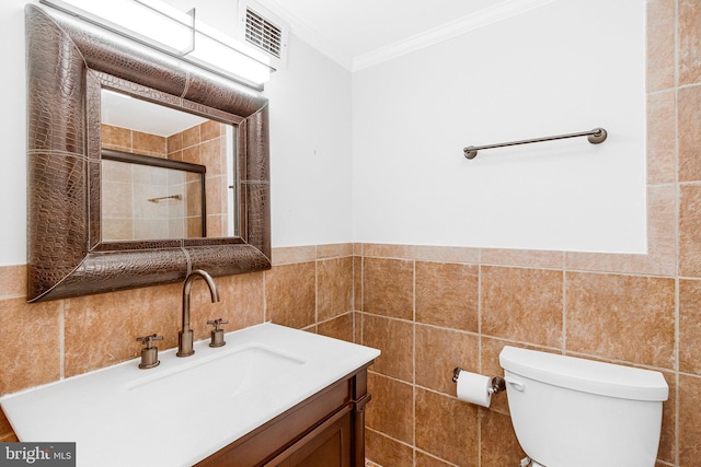 full bath featuring visible vents, toilet, crown molding, vanity, and tile walls