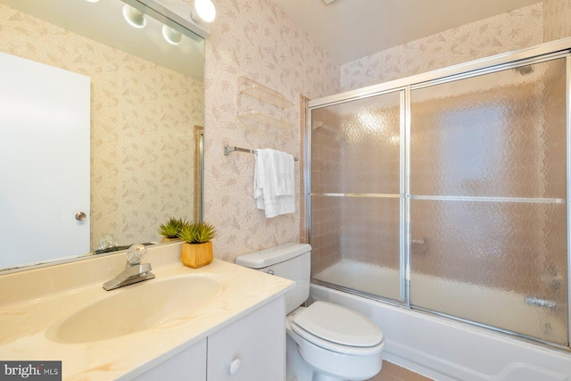 full bathroom featuring shower / bath combination with glass door, toilet, vanity, and wallpapered walls