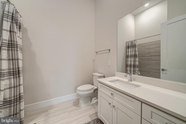 full bathroom with toilet, baseboards, a shower with shower curtain, and vanity